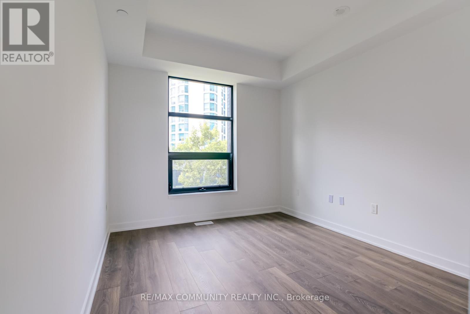 Photo 23 of 190 1608 Charles Street, Whitby ON