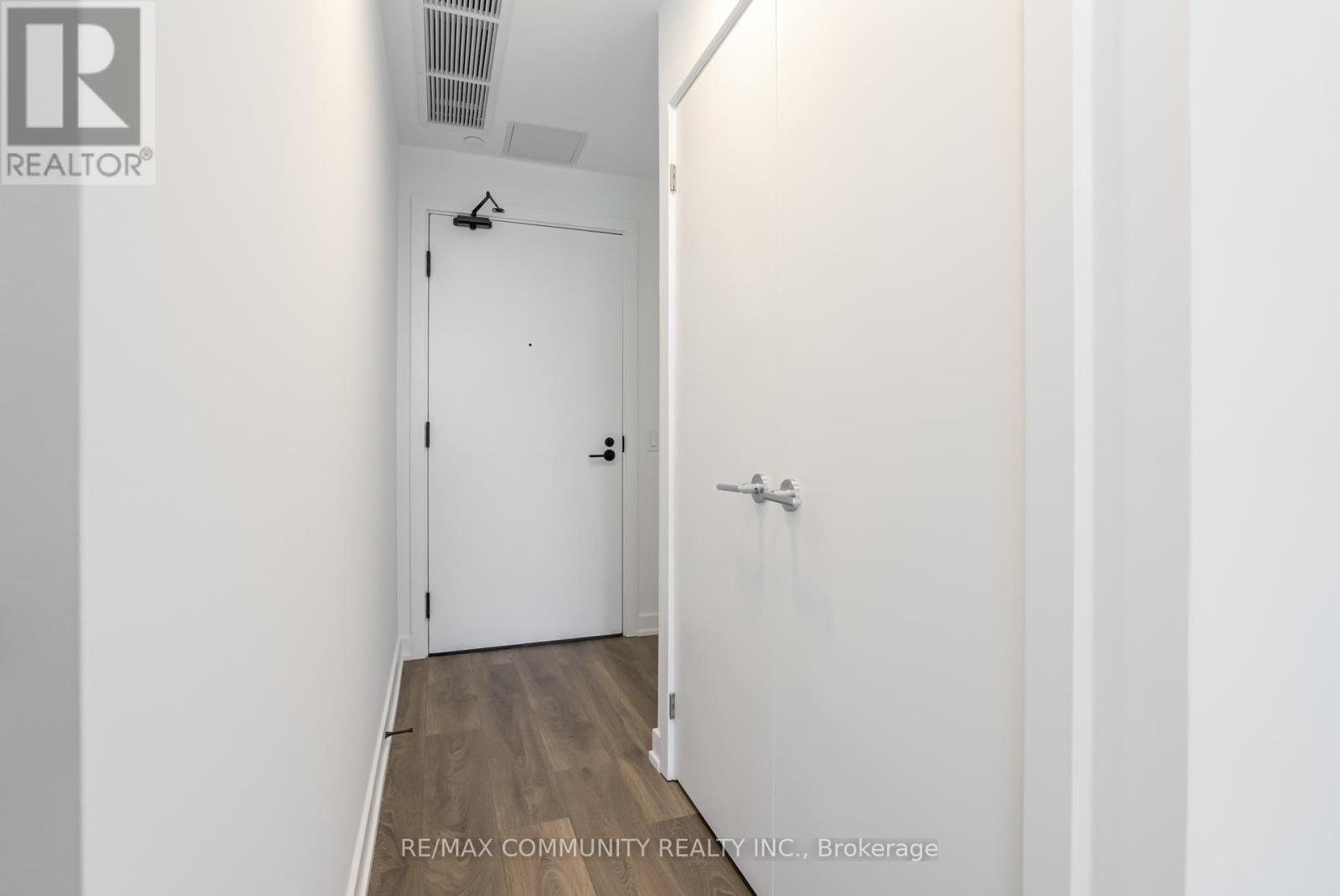Photo 6 of 190 1608 Charles Street, Whitby ON
