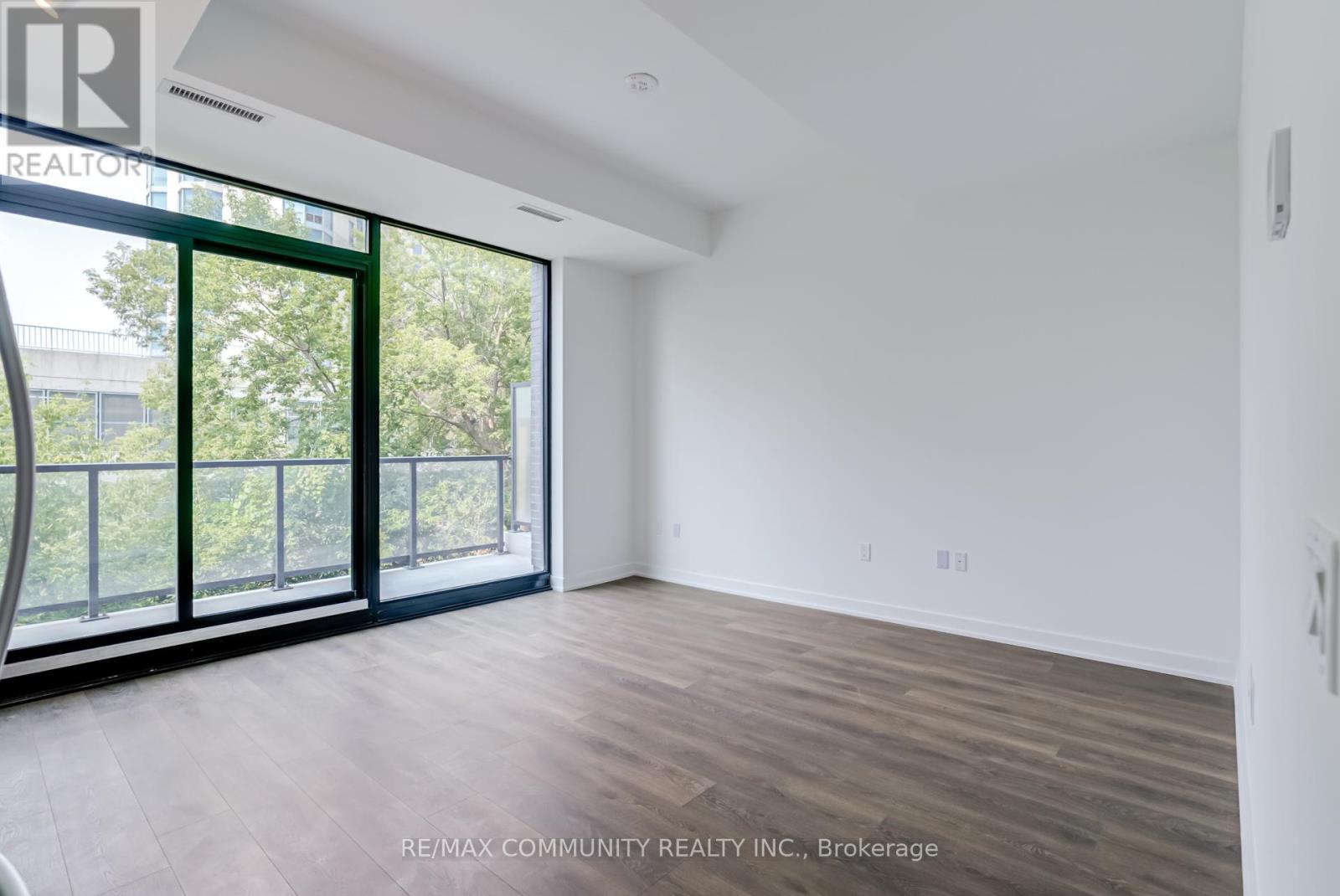 Photo 8 of 190 1608 Charles Street, Whitby ON