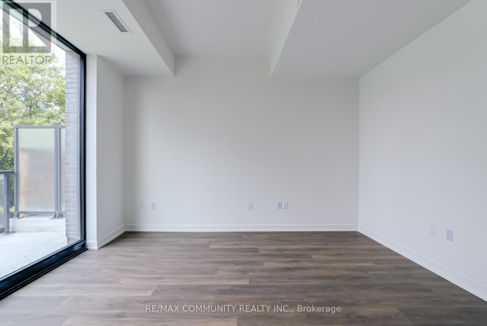 Photo 9 of 190 1608 Charles Street, Whitby ON