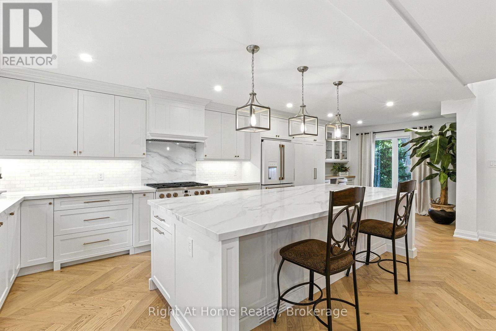 Photo 11 of 230 Poole Drive, Oakville ON