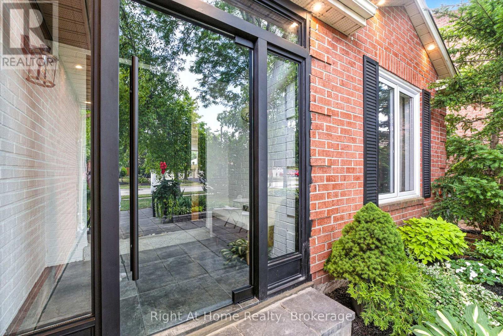 Photo 3 of 230 Poole Drive, Oakville ON