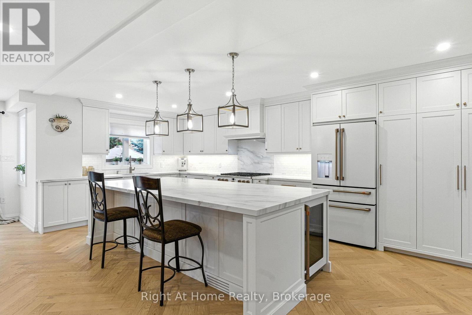 Photo 9 of 230 Poole Drive, Oakville ON