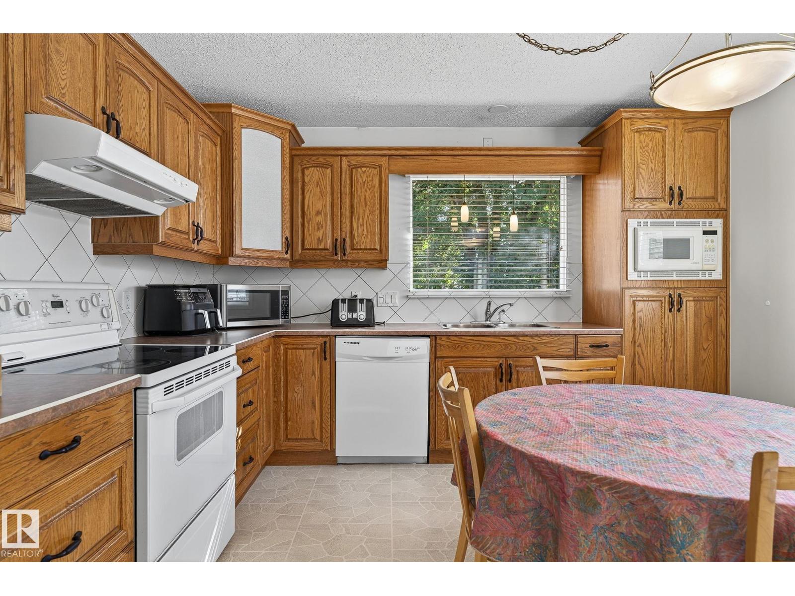 Photo 14 of 9319 74 St Nw, Edmonton AB