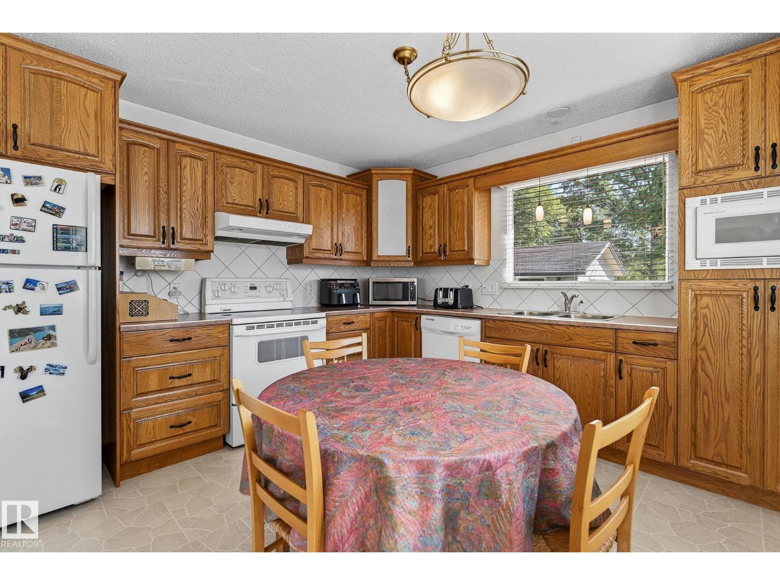 Photo 15 of 9319 74 St Nw, Edmonton AB
