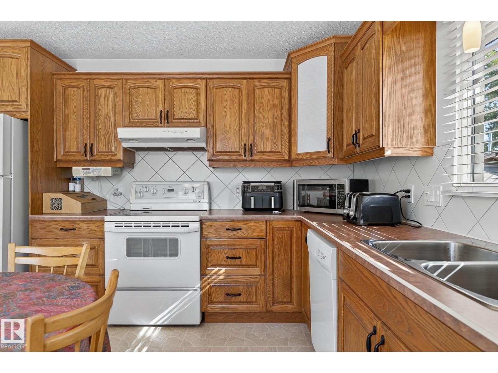Photo 16 of 9319 74 St Nw, Edmonton AB