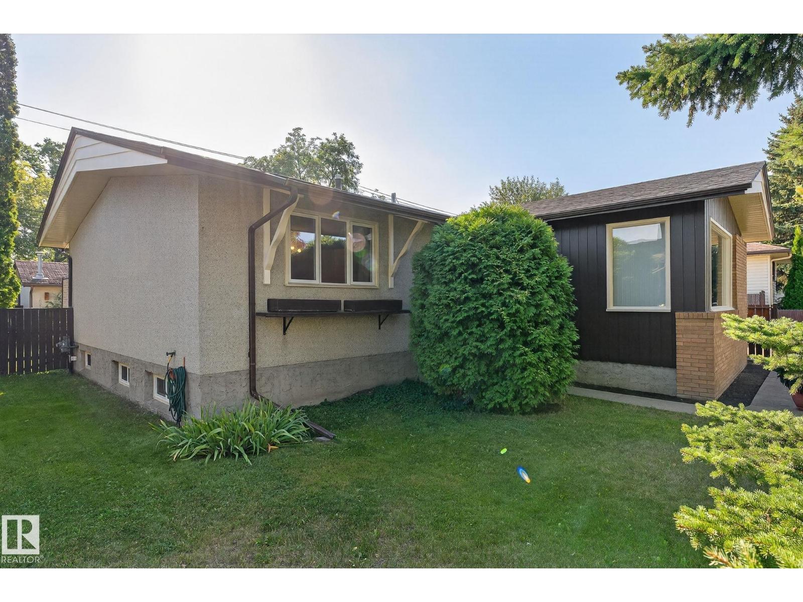 Photo 2 of 9319 74 St Nw, Edmonton AB