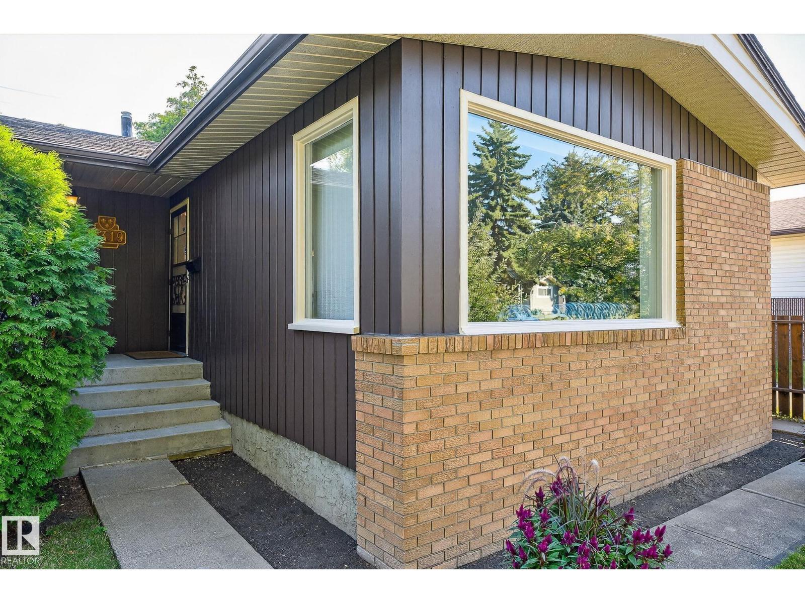 Photo 3 of 9319 74 St Nw, Edmonton AB