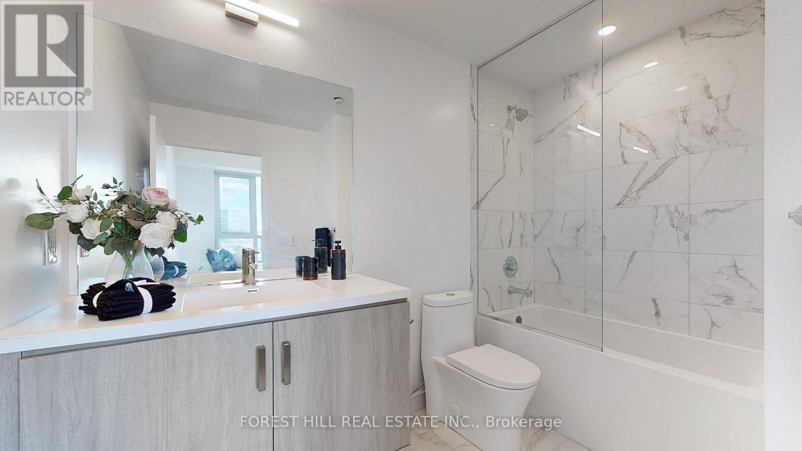 Photo 13 of 818 38 Honeycrisp Crescent, Vaughan ON