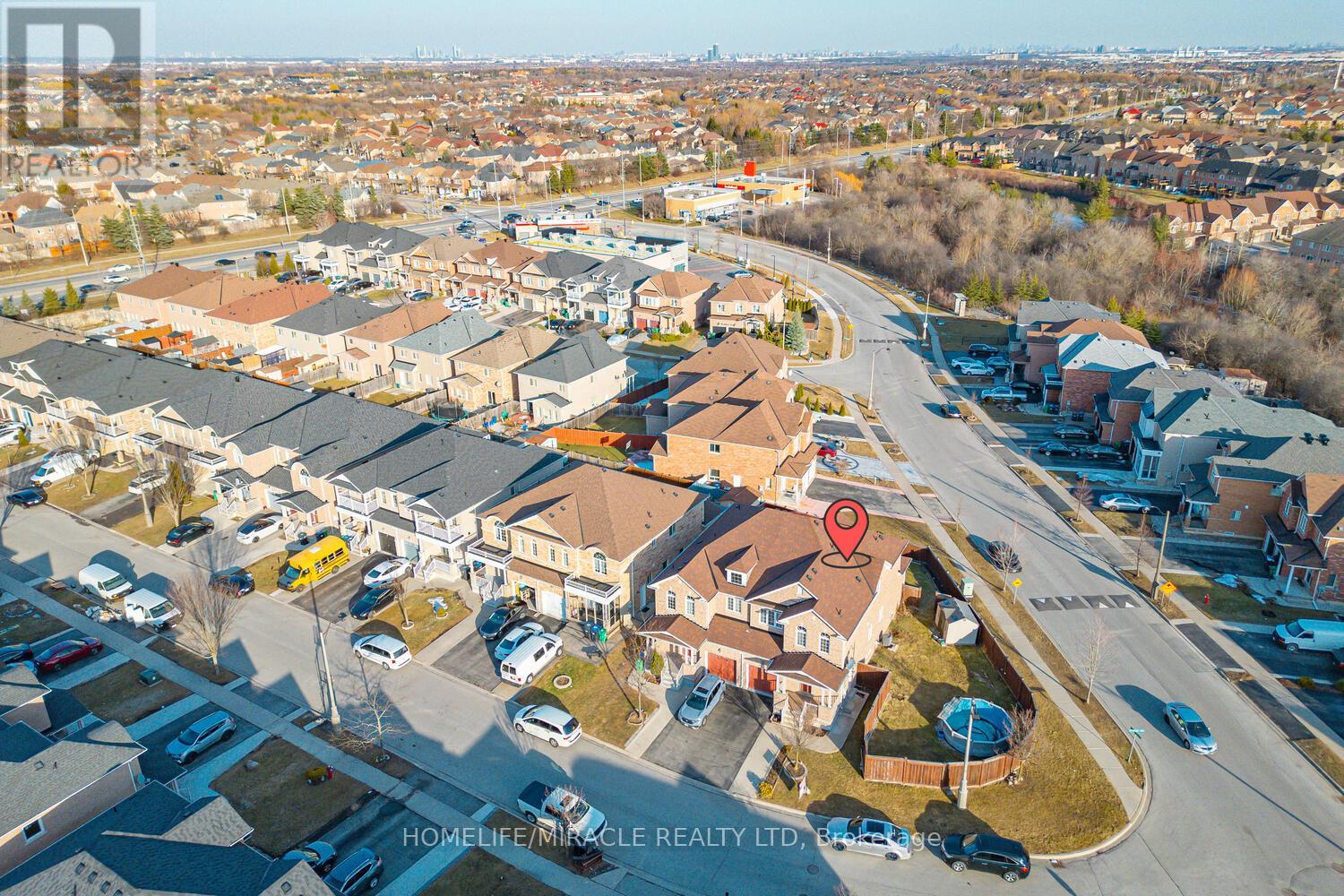 Photo 3 of 1 Kettlewell Crescent, Brampton ON