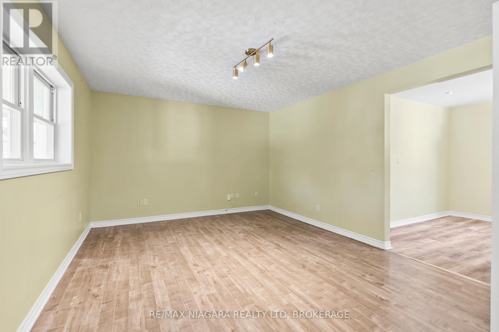 Photo 11 of 44 Forsythe Street, Fort Erie ON