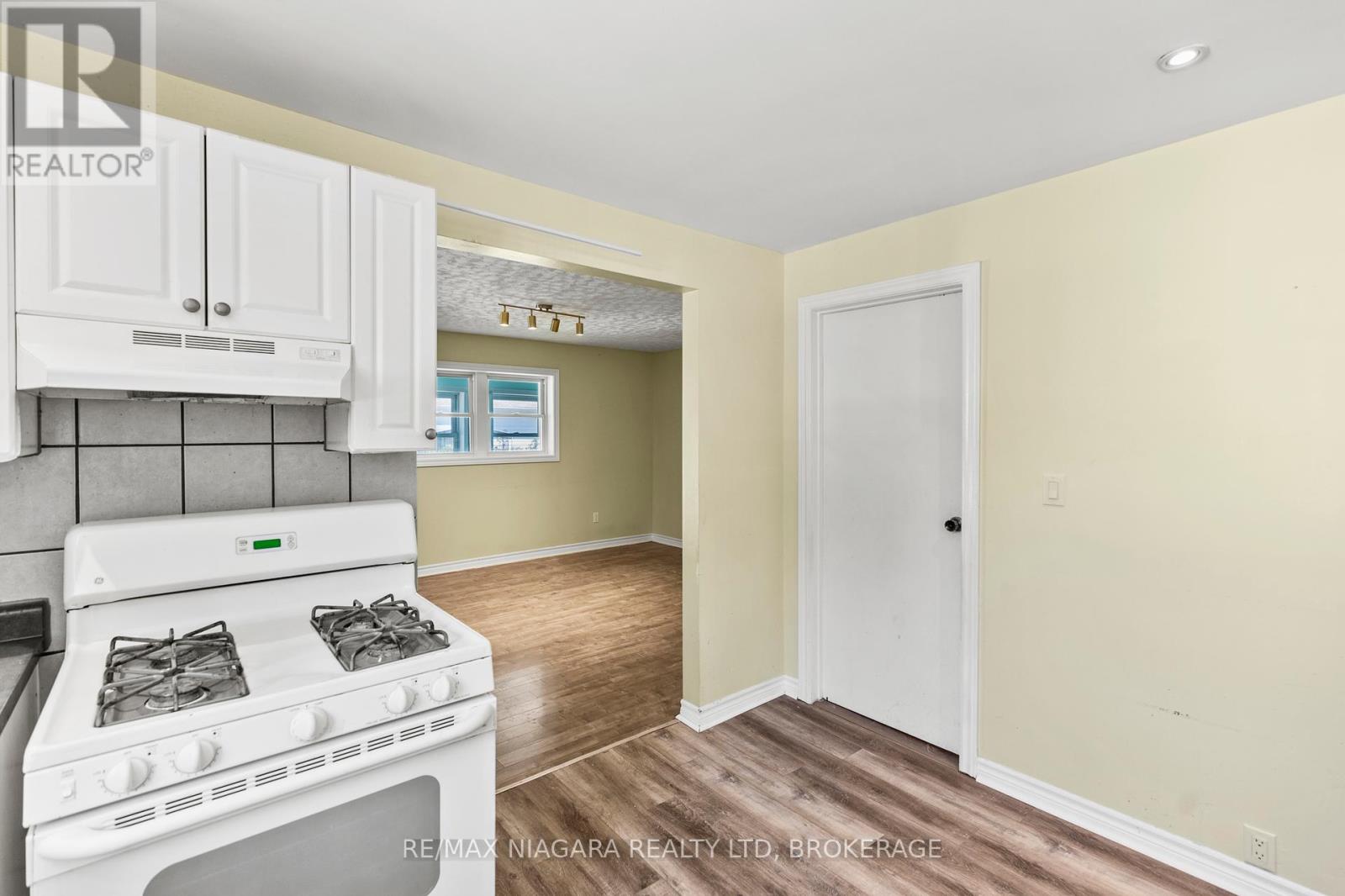 Photo 15 of 44 Forsythe Street, Fort Erie ON
