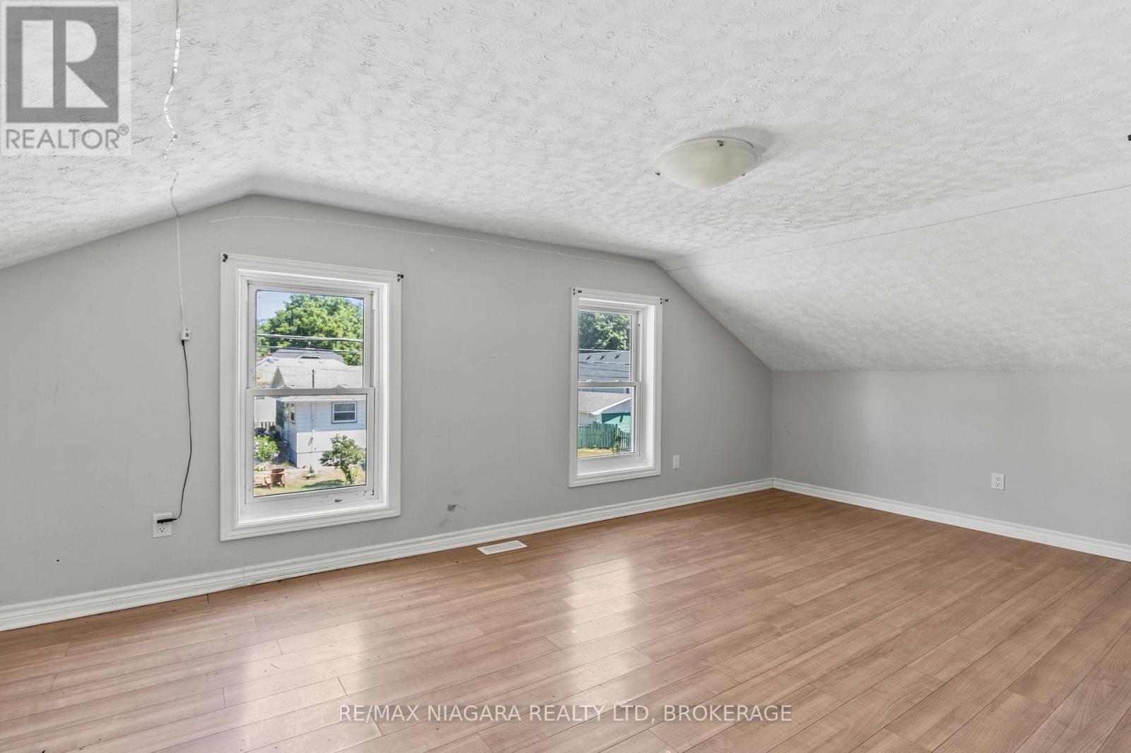 Photo 17 of 44 Forsythe Street, Fort Erie ON