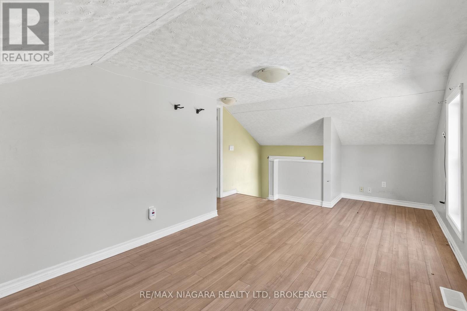 Photo 18 of 44 Forsythe Street, Fort Erie ON