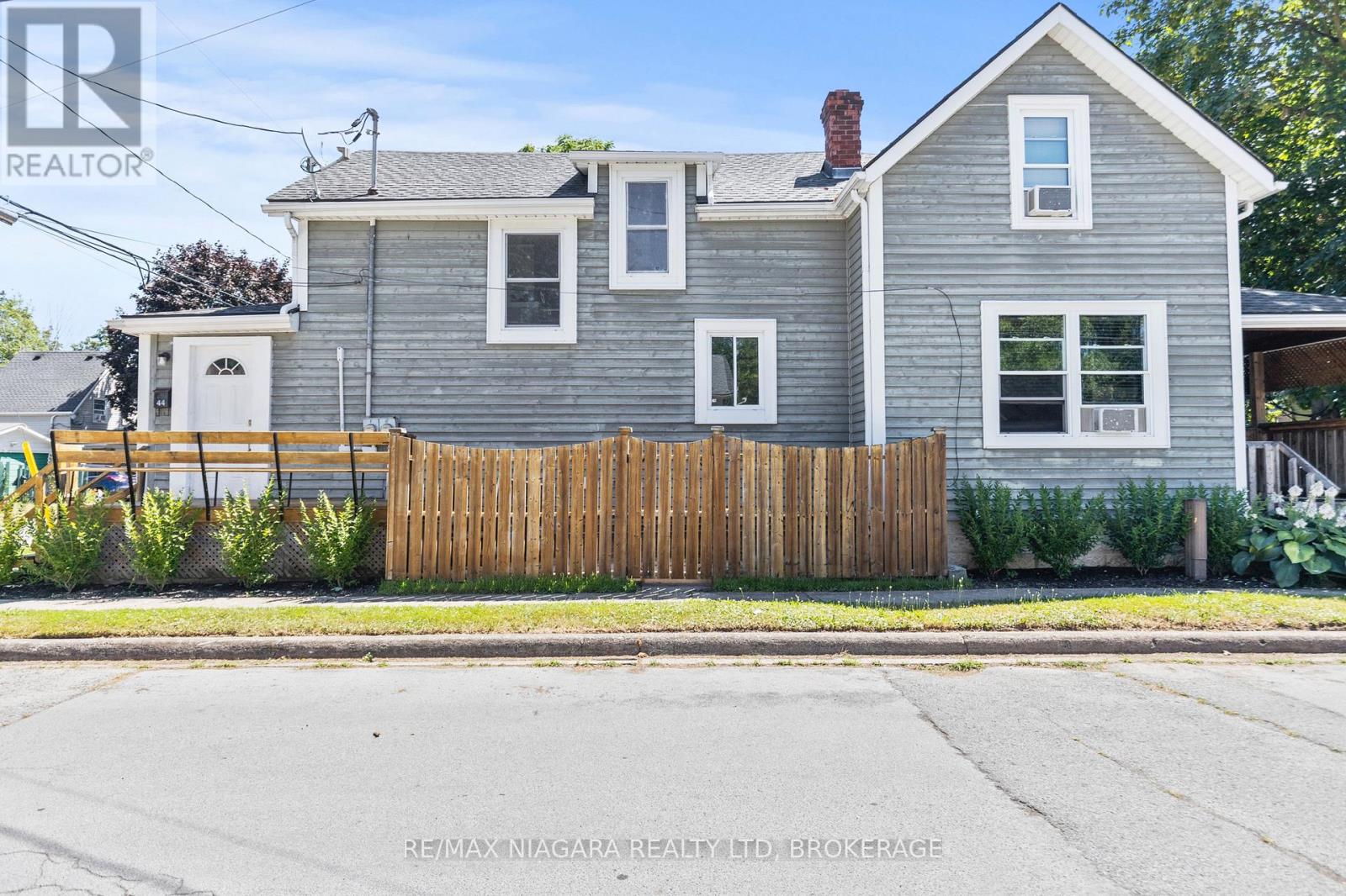 Photo 2 of 44 Forsythe Street, Fort Erie ON
