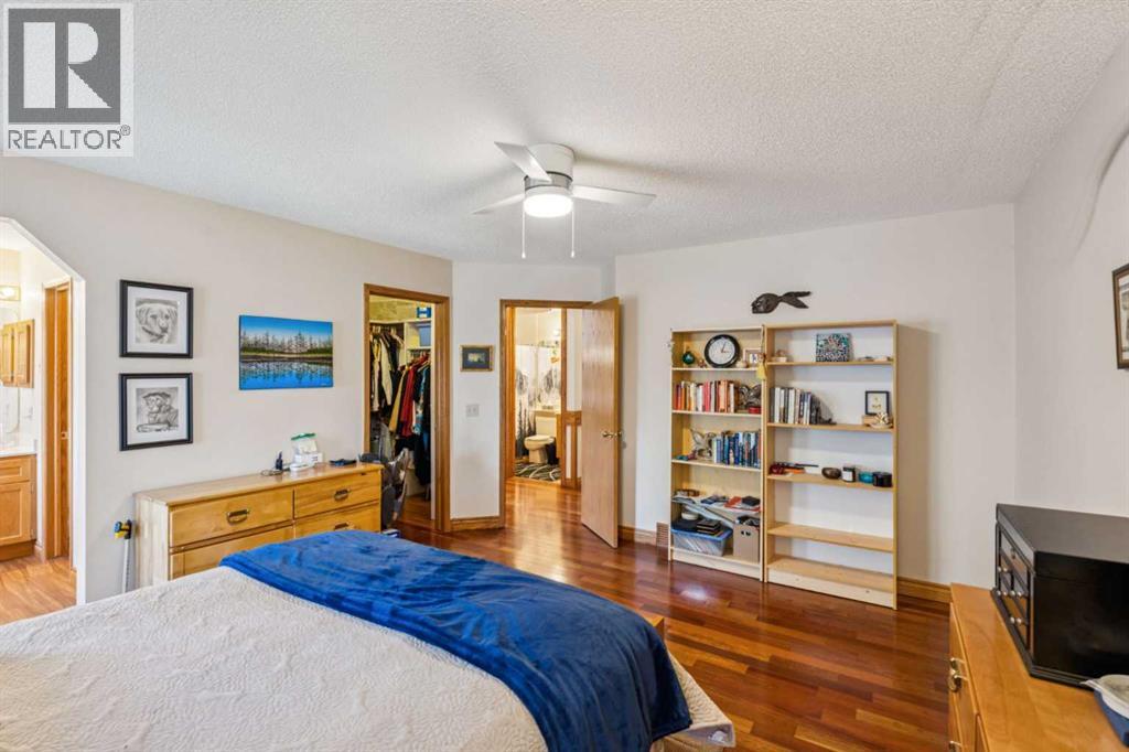 Photo 15 of 44 Valley Meadow Close Nw, Calgary AB