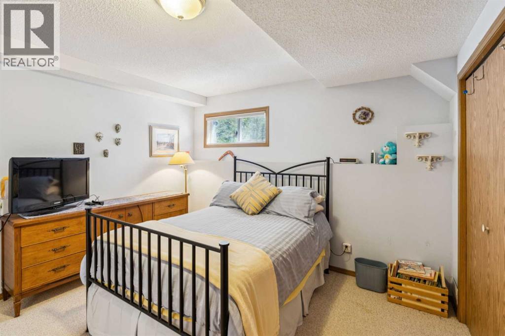 Photo 31 of 44 Valley Meadow Close Nw, Calgary AB