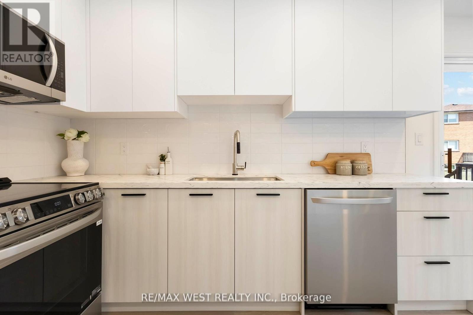 Photo 10 of 54 Elmartin Drive, Toronto ON