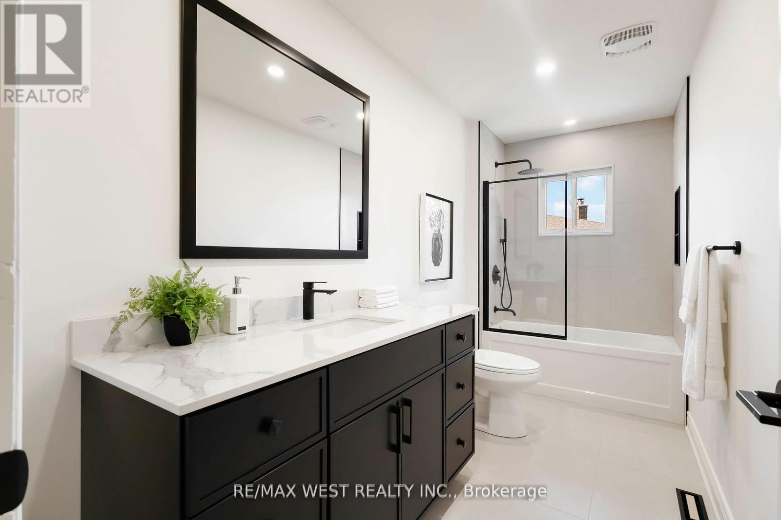 Photo 14 of 54 Elmartin Drive, Toronto ON