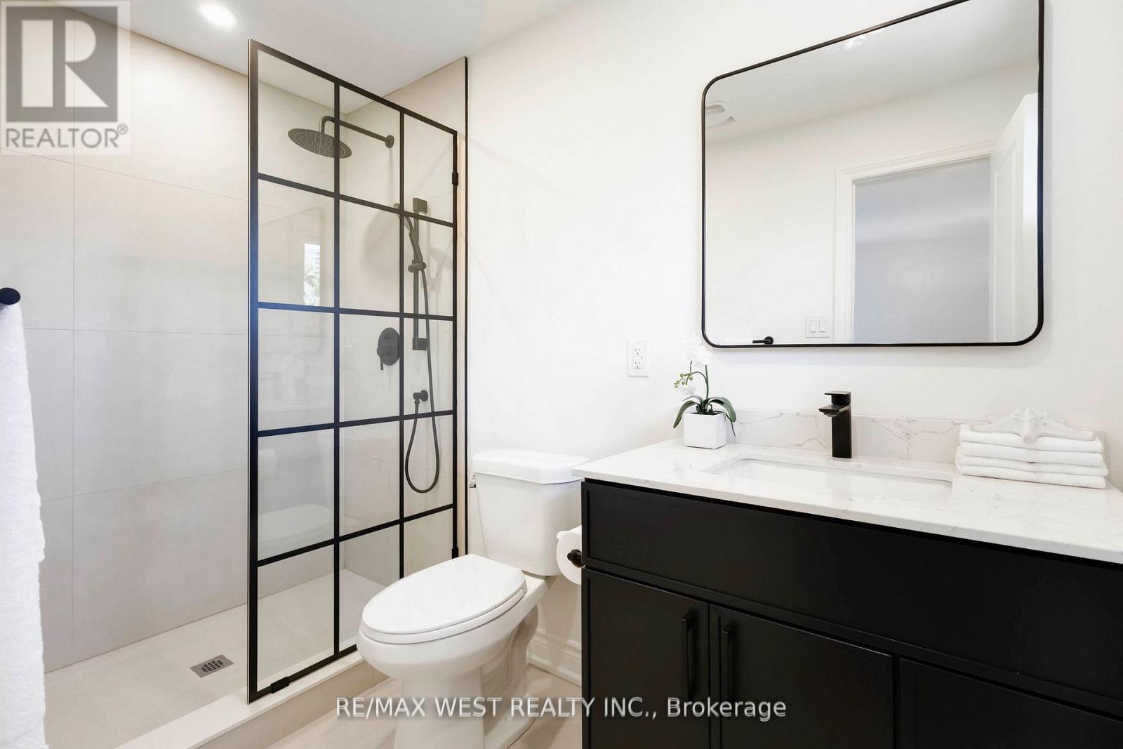 Photo 17 of 54 Elmartin Drive, Toronto ON