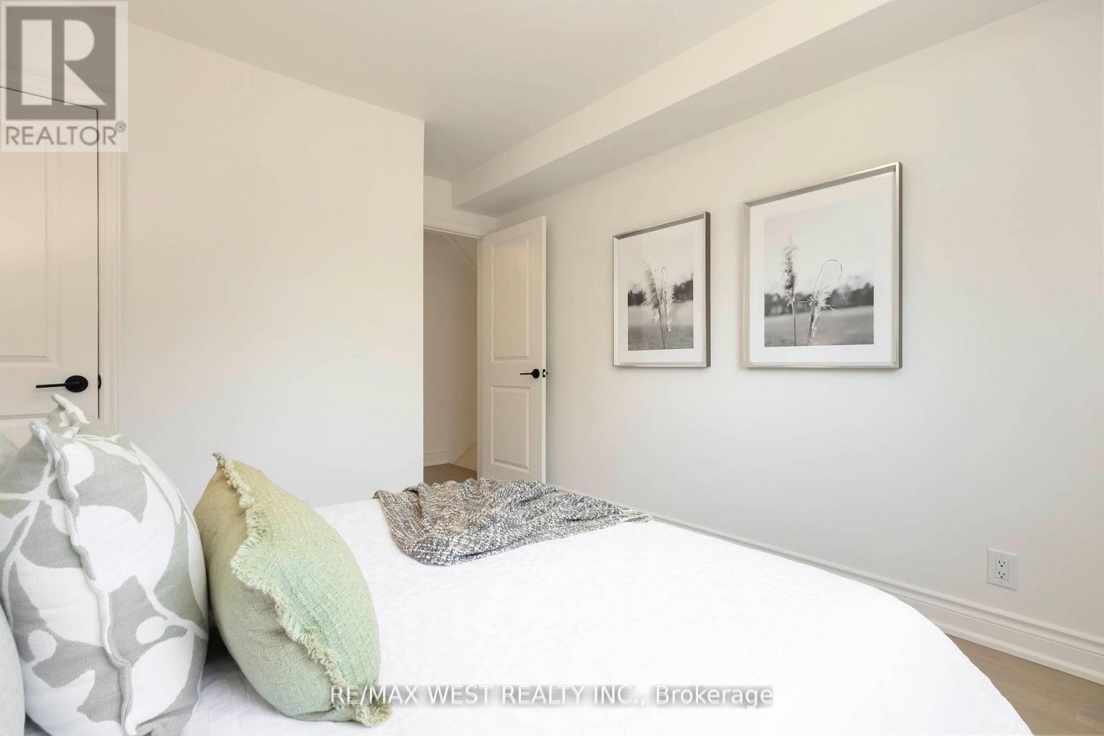 Photo 31 of 54 Elmartin Drive, Toronto ON