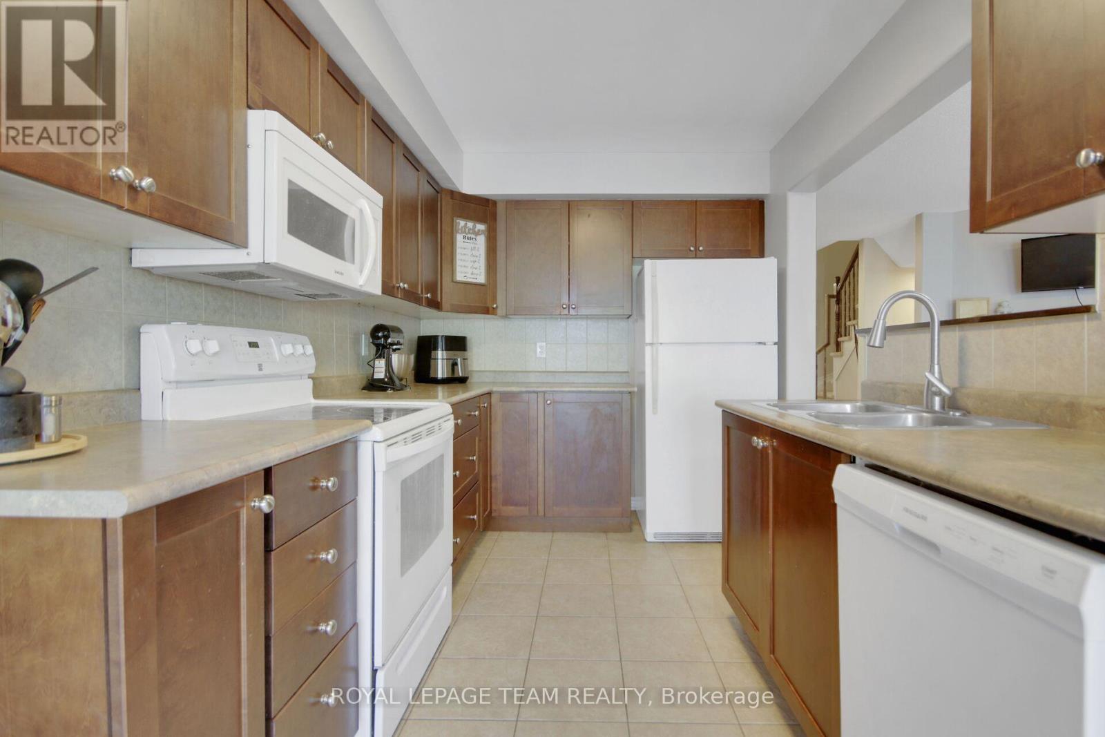 Photo 14 of 123 Talltree Crescent, Ottawa ON