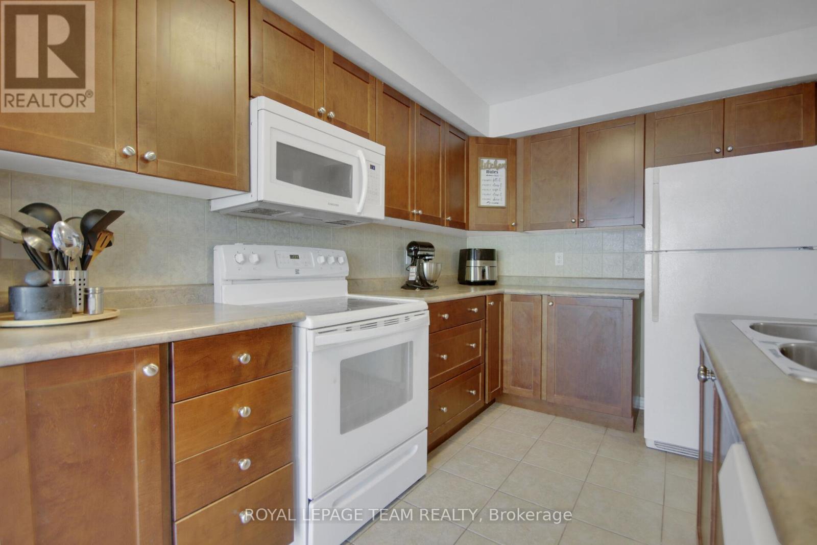 Photo 15 of 123 Talltree Crescent, Ottawa ON