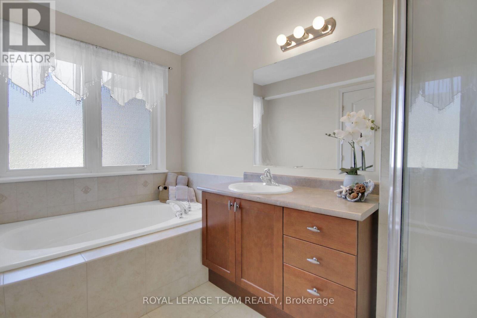 Photo 26 of 123 Talltree Crescent, Ottawa ON