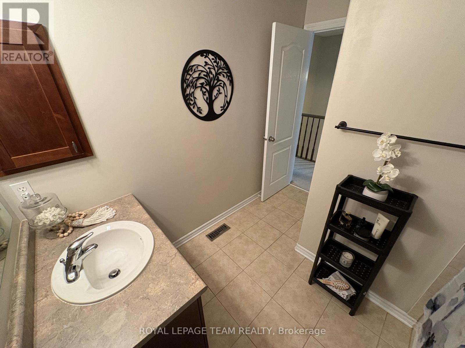 Photo 31 of 123 Talltree Crescent, Ottawa ON