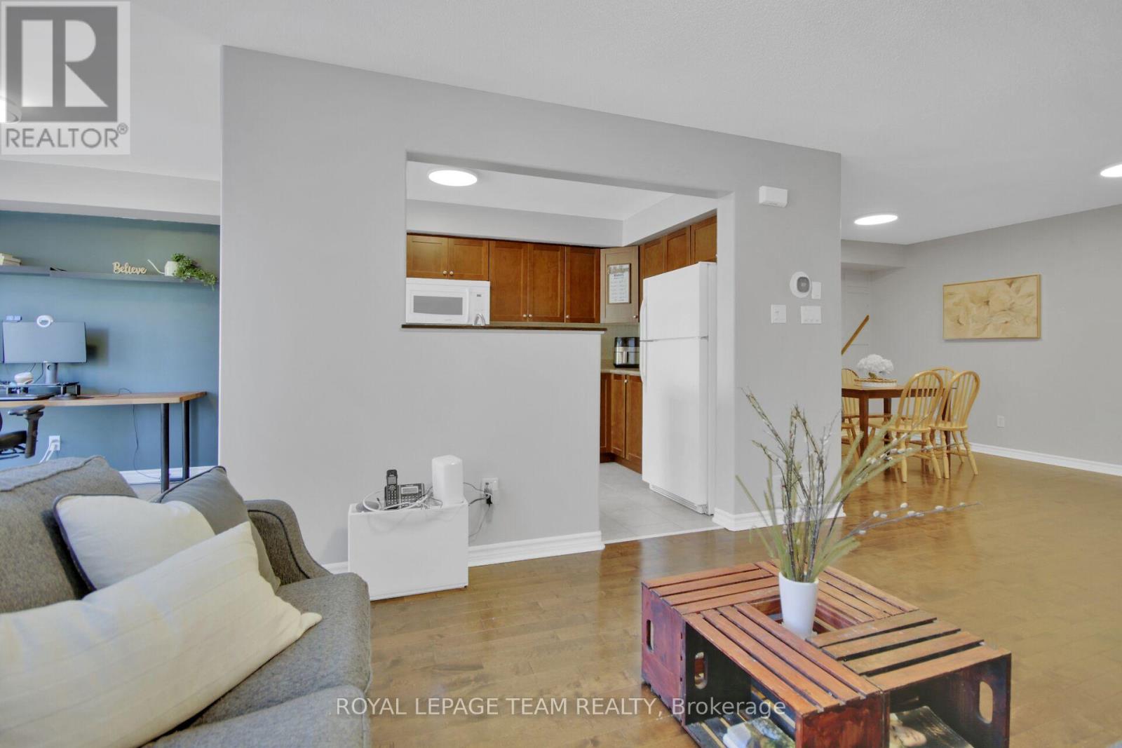 Photo 9 of 123 Talltree Crescent, Ottawa ON