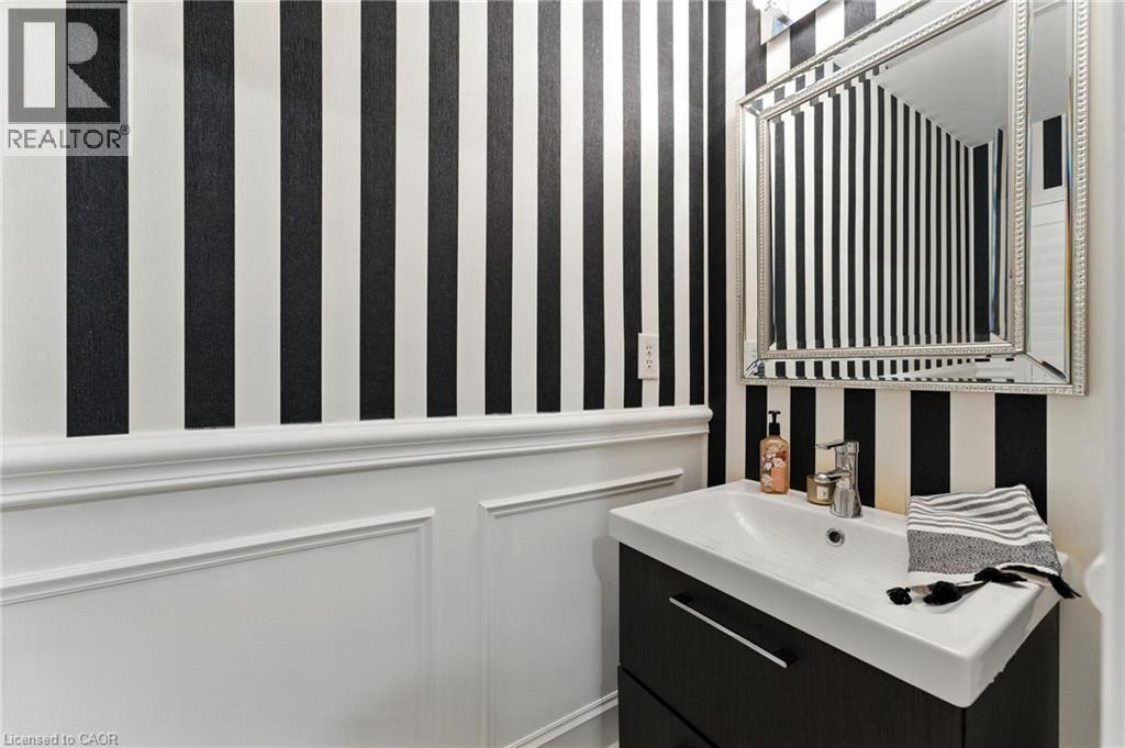 Photo 5 of 2484 Whitehorn Drive, Burlington ON