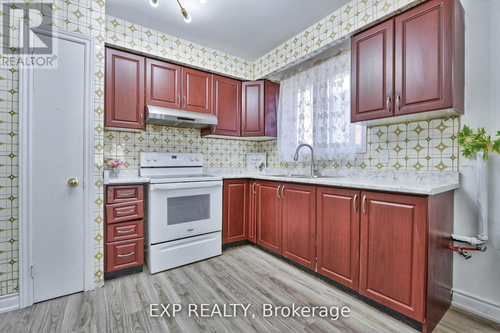 Photo 8 of 7292 Redfox Road, Mississauga ON