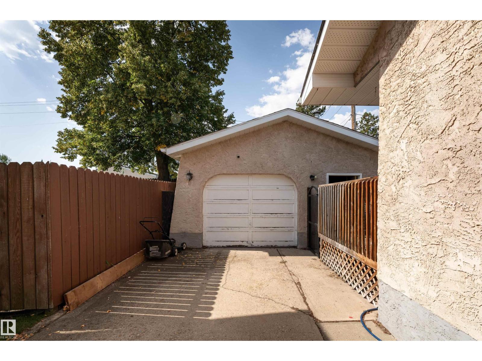 Photo 3 of 9510 79 St, Fort Saskatchewan AB
