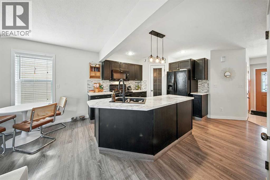 Photo 5 of 4628 45 Street, Sylvan Lake AB