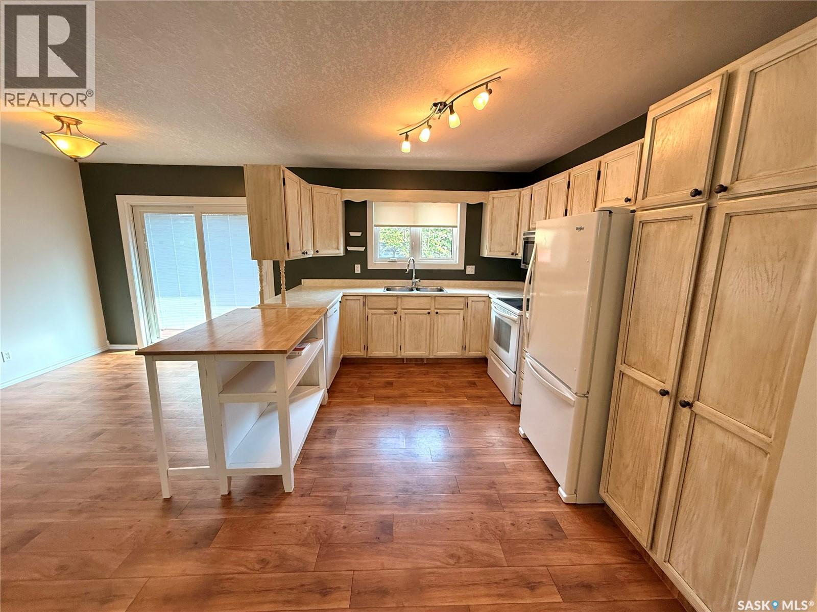 Photo 7 of 153 5th Avenue Ne, Swift Current SK