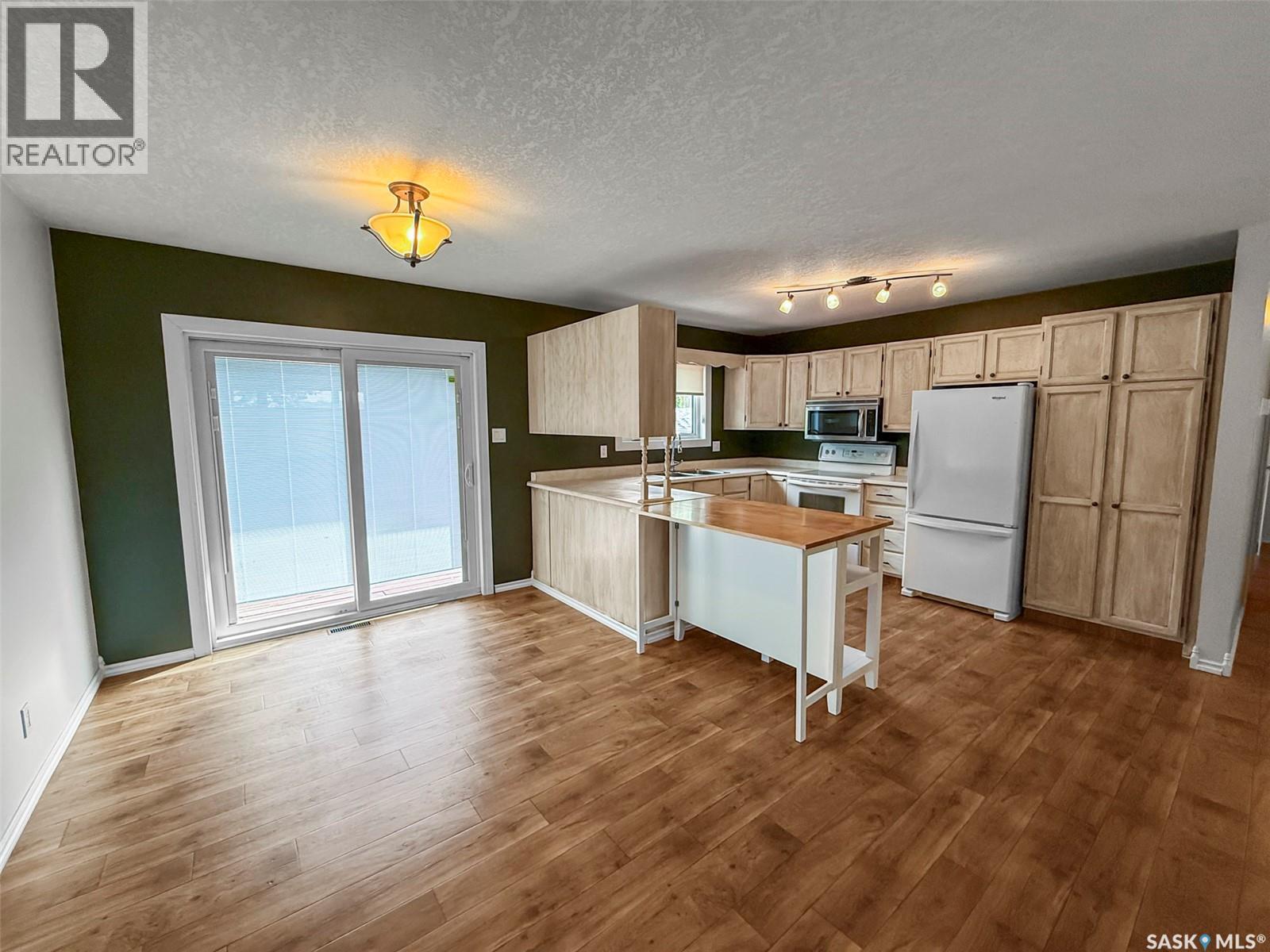 Photo 6 of 153 5th Avenue Ne, Swift Current SK