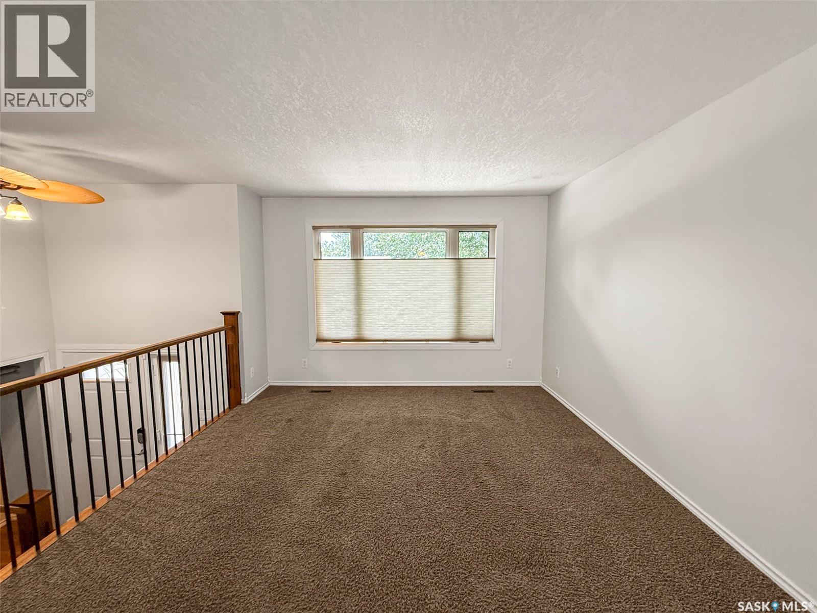 Photo 3 of 153 5th Avenue Ne, Swift Current SK