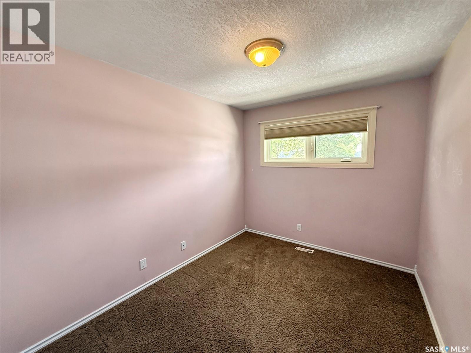 Photo 13 of 153 5th Avenue Ne, Swift Current SK