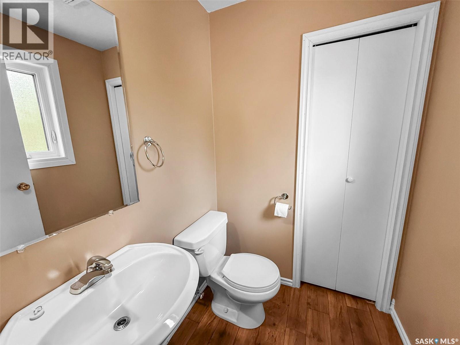 Photo 12 of 153 5th Avenue Ne, Swift Current SK