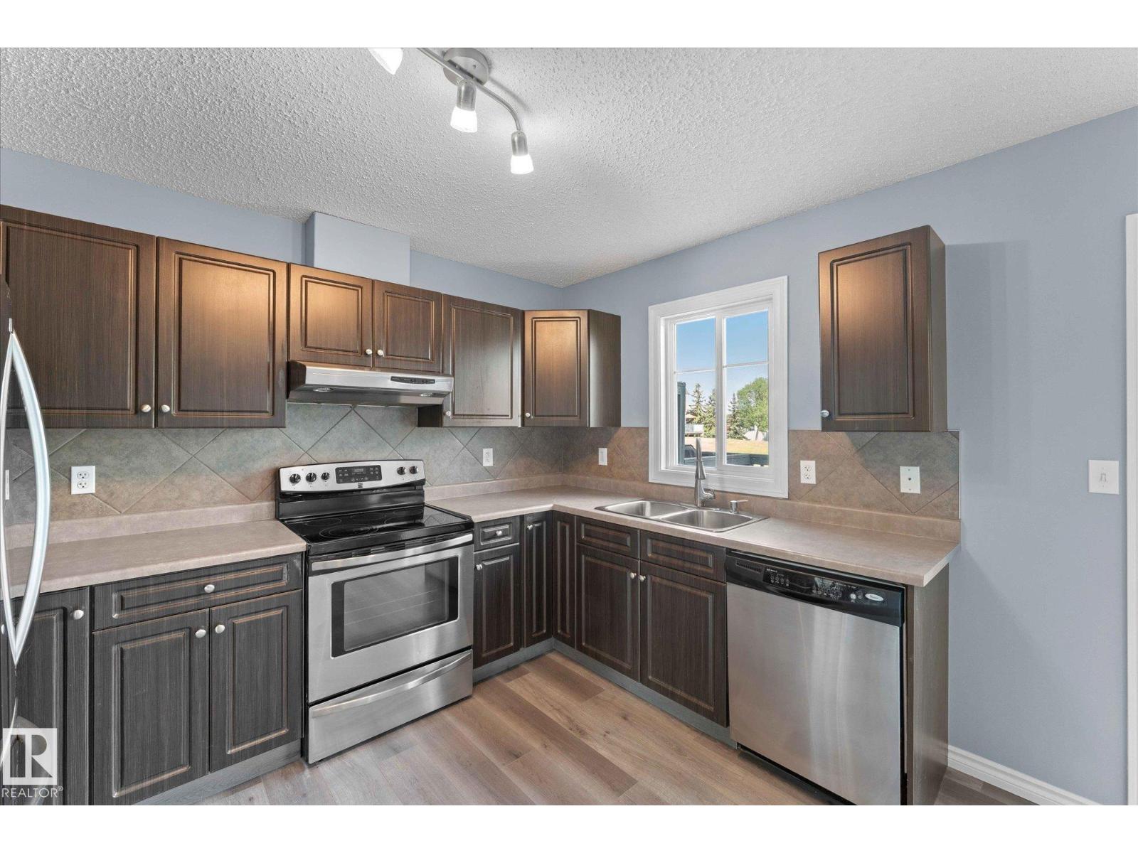 Photo 10 of 40 1404 Hermitage Rd Nw, Edmonton AB