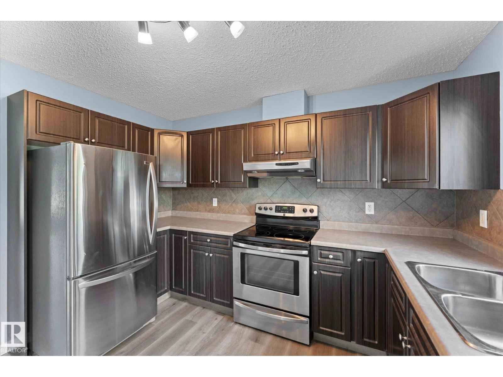 Photo 11 of 40 1404 Hermitage Rd Nw, Edmonton AB