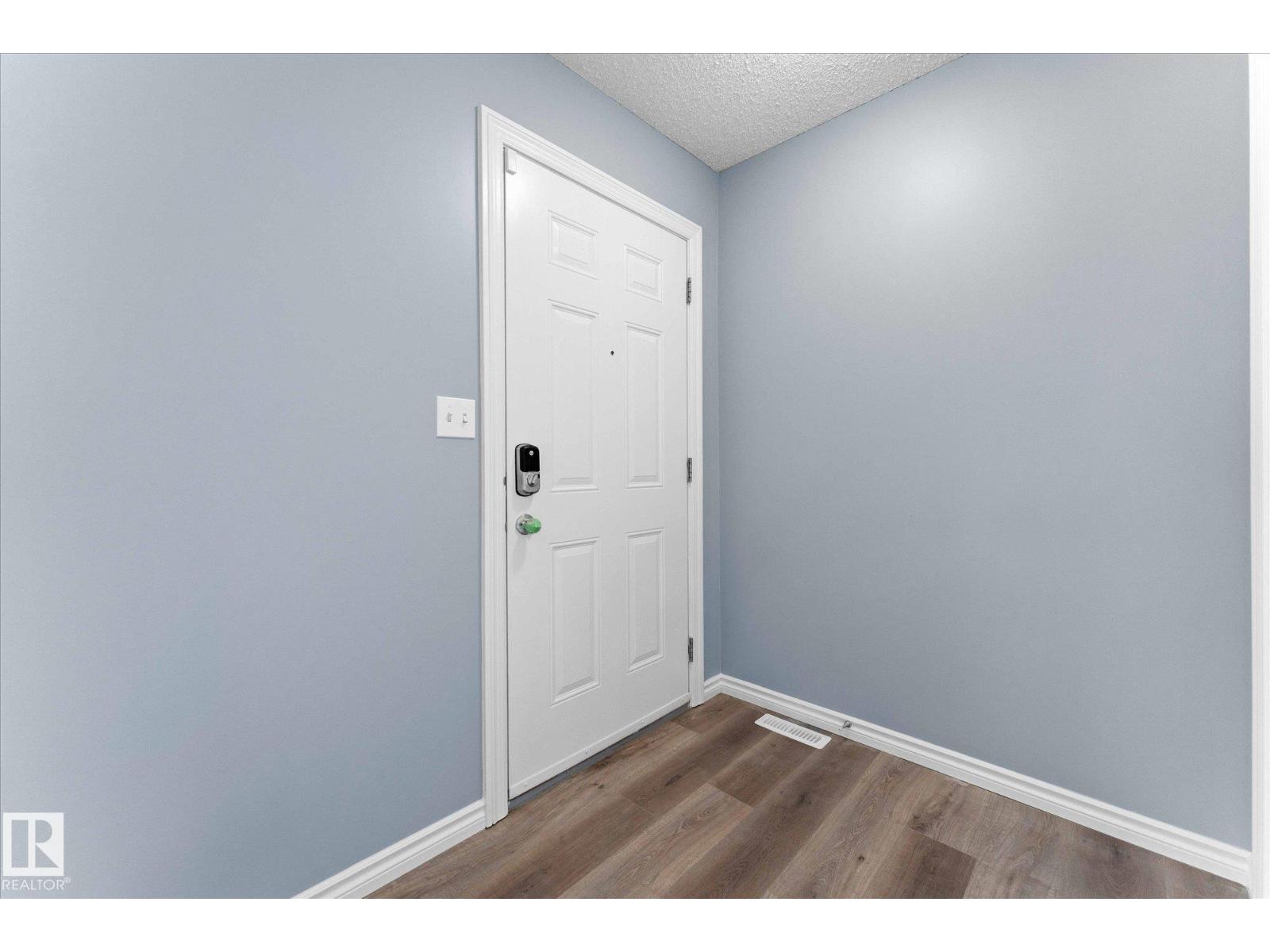 Photo 3 of 40 1404 Hermitage Rd Nw, Edmonton AB