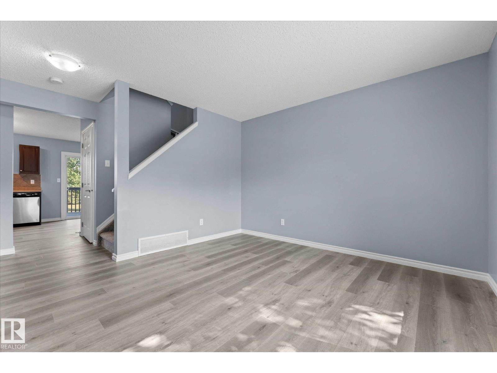 Photo 4 of 40 1404 Hermitage Rd Nw, Edmonton AB