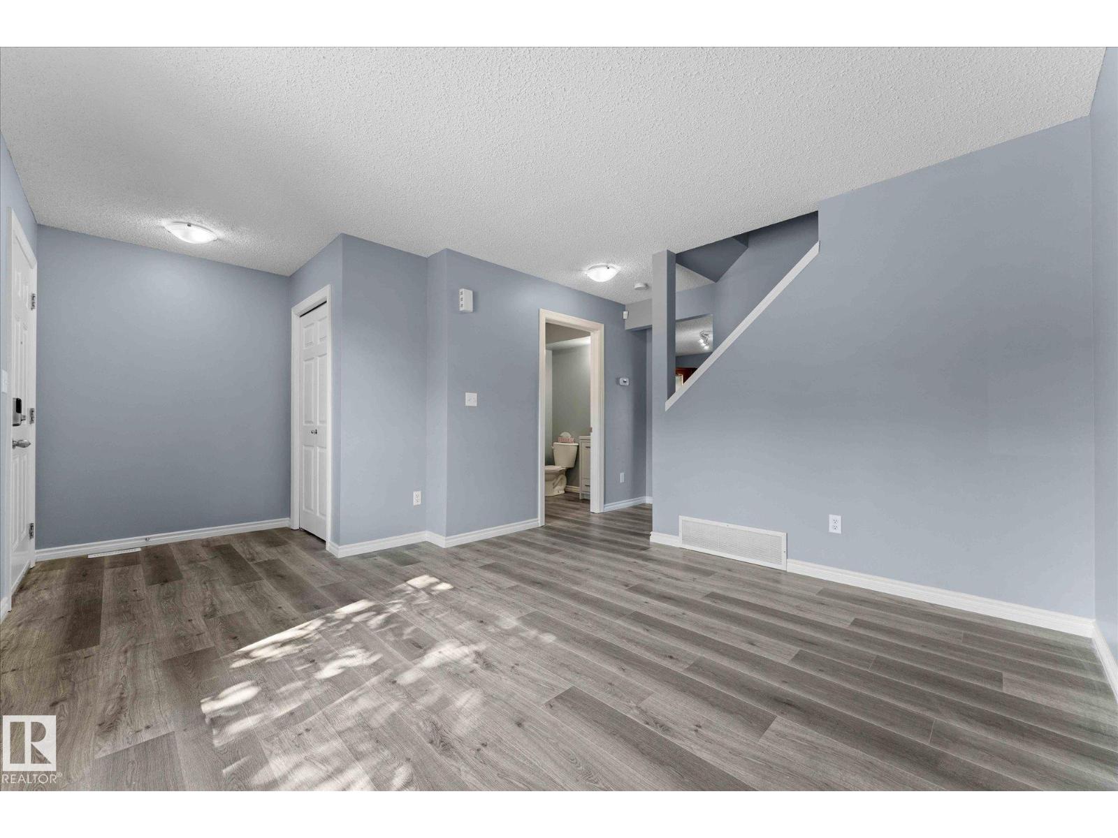 Photo 5 of 40 1404 Hermitage Rd Nw, Edmonton AB