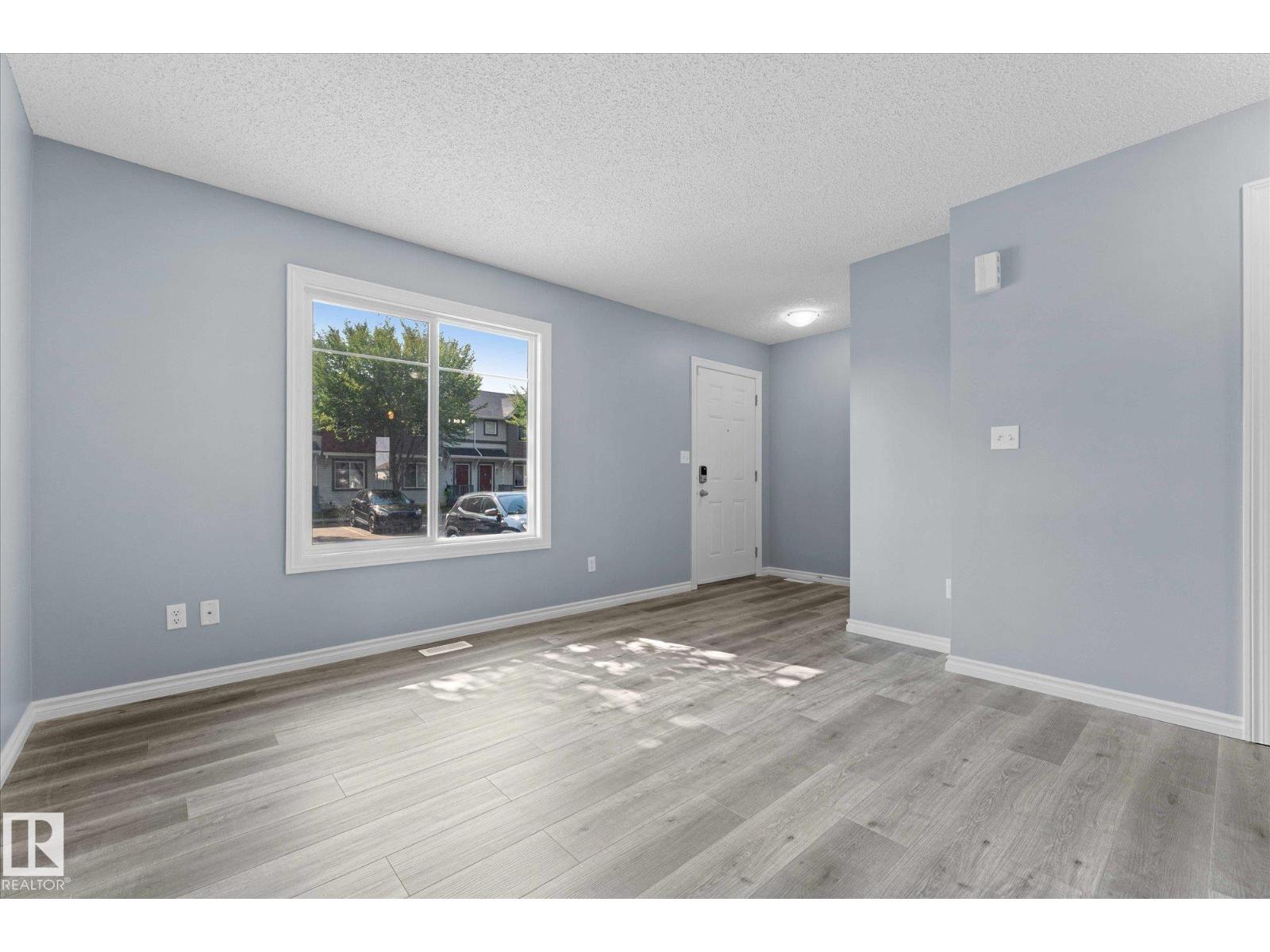 Photo 6 of 40 1404 Hermitage Rd Nw, Edmonton AB