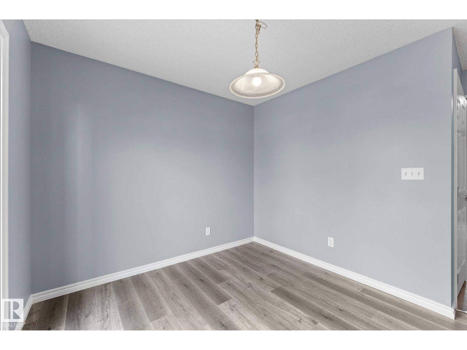 Photo 8 of 40 1404 Hermitage Rd Nw, Edmonton AB