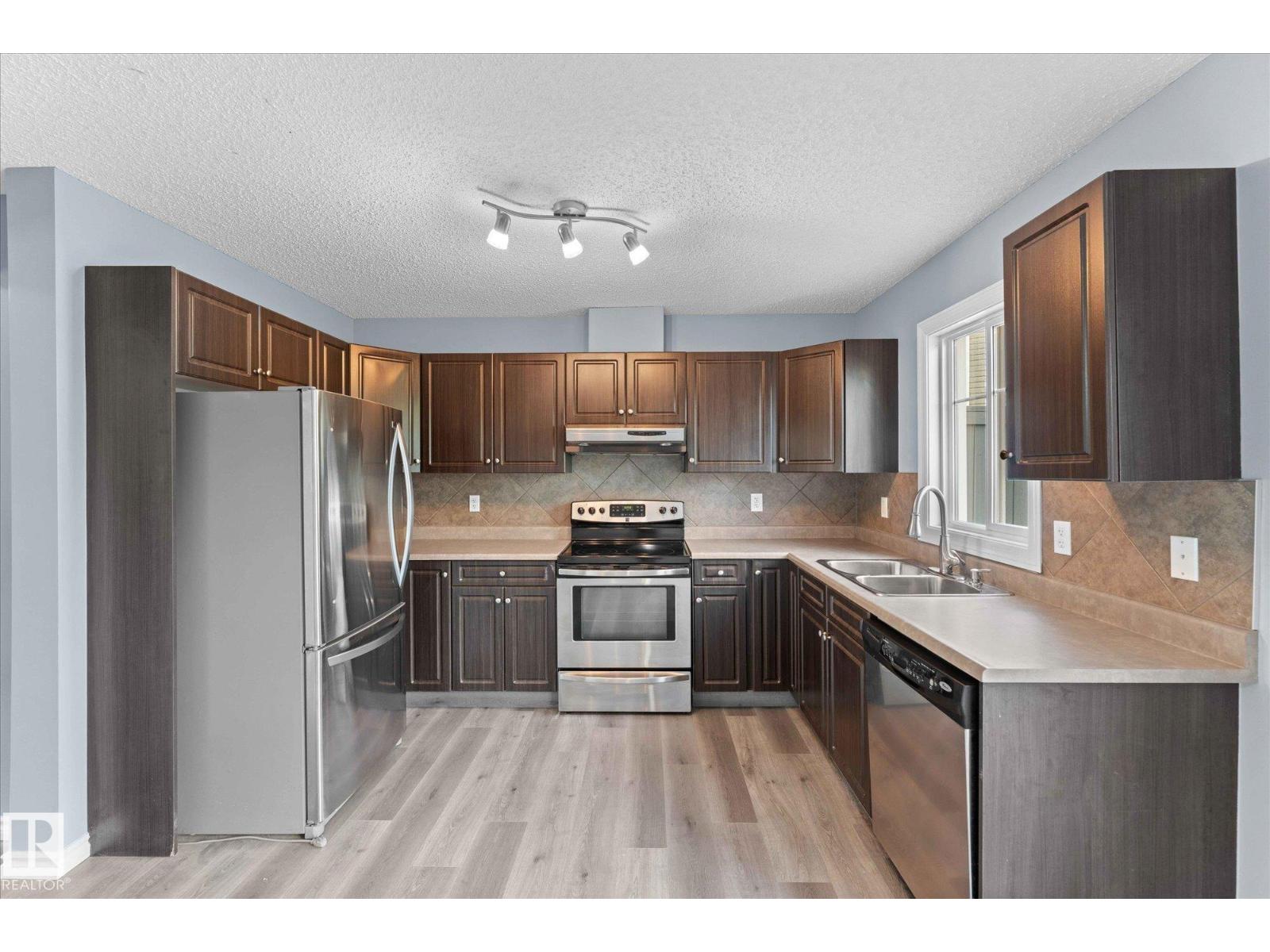 Photo 9 of 40 1404 Hermitage Rd Nw, Edmonton AB