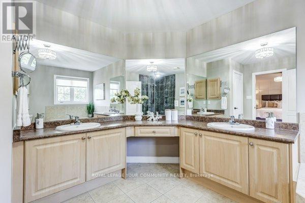 Photo 21 of 61 Deerwood Crescent, Richmond Hill ON