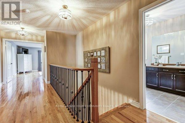 Photo 19 of 61 Deerwood Crescent, Richmond Hill ON
