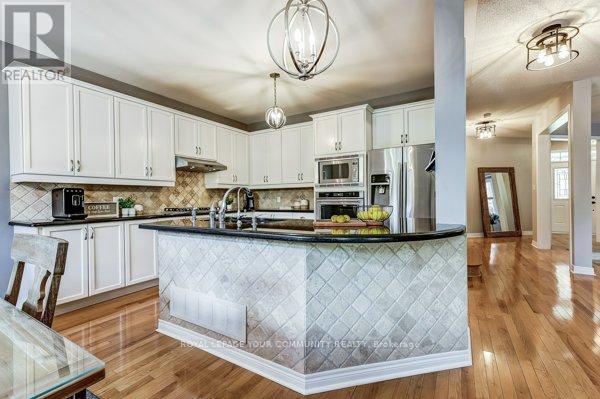 Photo 13 of 61 Deerwood Crescent, Richmond Hill ON